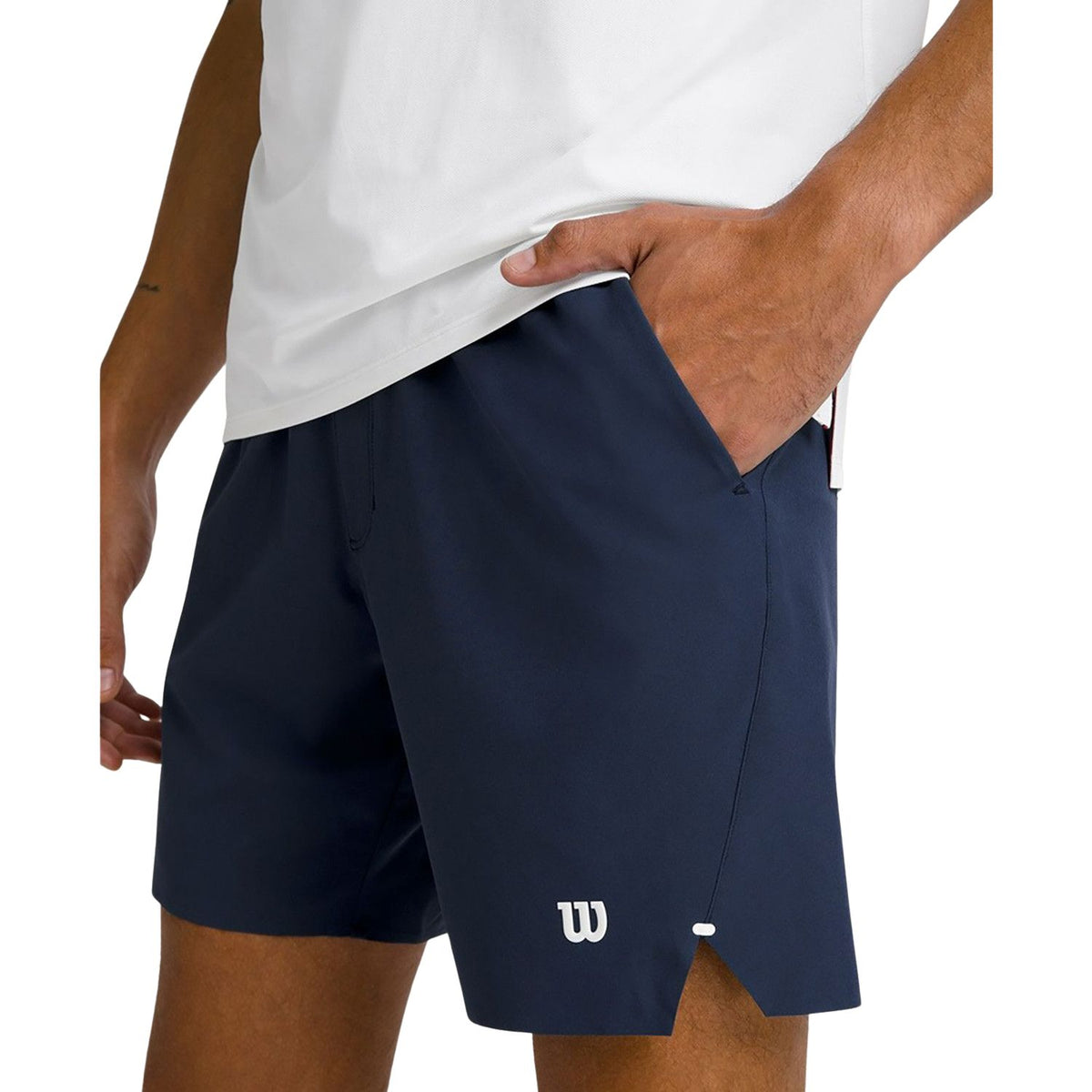 Donkerblauwe Wilson Tournament short met hand in de zijzak, close-up