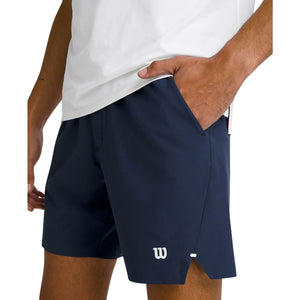 Donkerblauwe Wilson Tournament short met hand in de zijzak, close-up