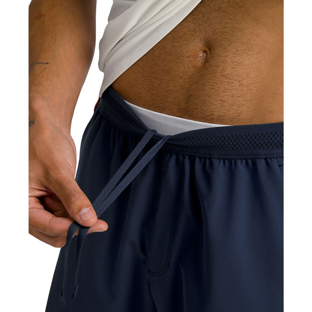Detail van het trekkoord van de donkerblauwe Wilson Tournament short