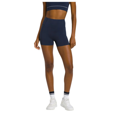 Wilson Baseline ballshort voor dames in donkerblauw, gedragen ten voeten uit