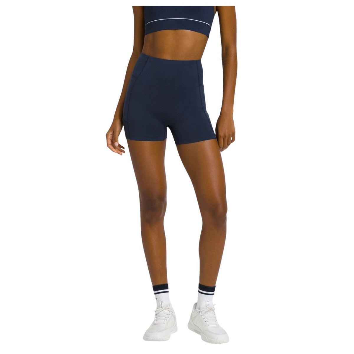 Wilson Baseline ballshort voor dames in donkerblauw, gedragen ten voeten uit