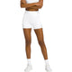 Witte Wilson Baseline ballshort gedragen met witte sporttop en sneakers