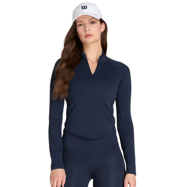 Wilson Baseline trui met halve rits in donkerblauw, gedragen met witte pet