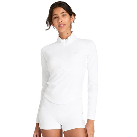 Witte Wilson Baseline trui met halve rits, gedragen met witte short