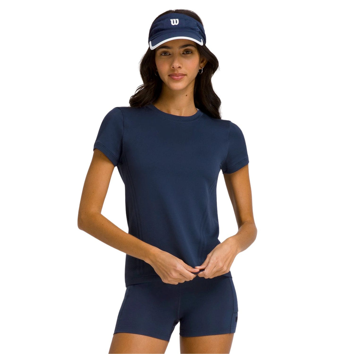 Donkerblauw Wilson Pro Seamless T-shirt gedragen met pet en bijpassende short