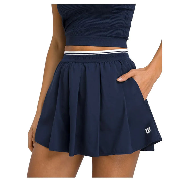 Donkerblauwe Wilson Velocity plisseshort met hand in de zijzak